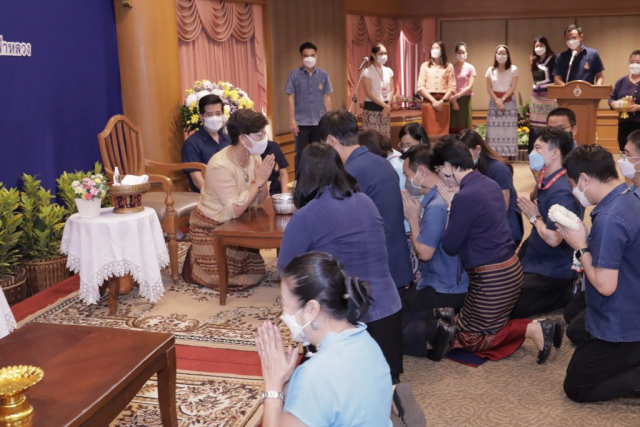 คณบดีมหาวิทยาลัยแม่ฟ้าหลวง มอบน้ำขมิ้น/ส้มป่อย แด่อธิการบดีมหาวิทยาลัยแม่ฟ้าหลวง