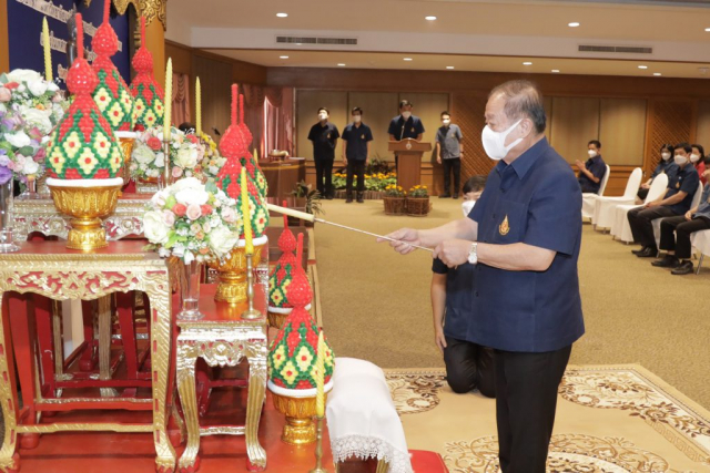 ศาสตราจารย์พิเศษ ดร.วันชัย ศิริชนะ นายกสภามหาวิทยาลัยแม่ฟ้าหลวง จุดธูปเทียนบูชาพระรัตนตรัย