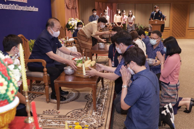 ผู้อำนวยการ มอบน้ำขมิ้น/ส้มป่อย แด่นายกสภามหาวิทยาลัยแม่ฟ้าหลวง