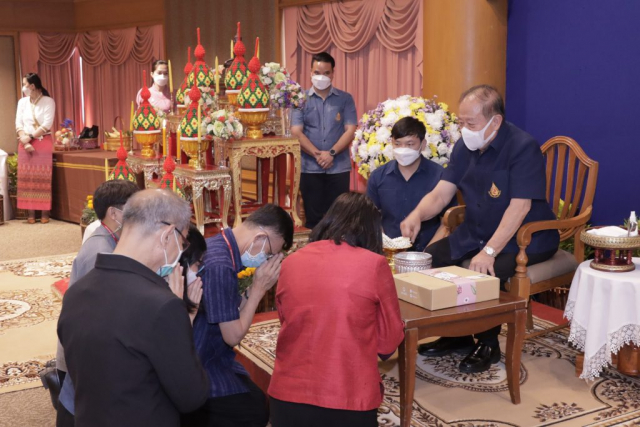 สำนักวิชาทันตแพทยศาสตร์ มหาวิทยาลัยแม่ฟ้าหลวง มอบน้ำขมิ้น/ส้มป่อย แด่นายกสภามหาวิทยาลัยแม่ฟ้าหลวง