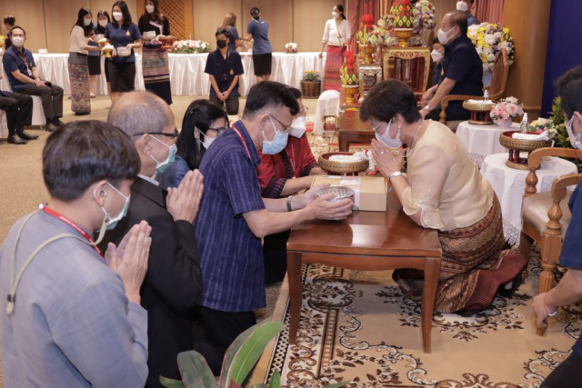 สำนักวิชาทันตแพทยศาสตร์ มหาวิทยาลัยแม่ฟ้าหลวง มอบน้ำขมิ้น/ส้มป่อย แด่อธิการบดีมหาวิทยาลัยแม่ฟ้าหลวง