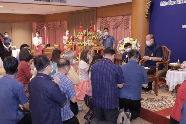 หัวหน้าหน่วยงานมอบน้ำขมิ้น/ส้มป่อย แด่นายกสภามหาวิทยาลัยแม่ฟ้าหลวง
