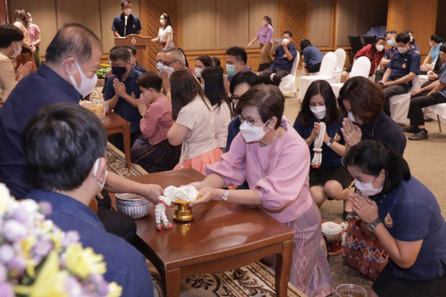 สำนักงานบริหารกลาง มอบน้ำขมิ้น/ส้มป่อย แด่นายกสภามหาวิทยาลัยแม่ฟ้าหลวง