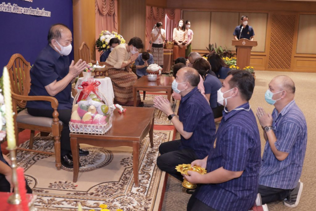 คณะคุณประชา FOM (Friend of MFU) จังหวัดเชียงราย มอบน้ำขมิ้น/ส้มป่อย แด่นายกสภามหาวิทยาลัยแม่ฟ้าหลวง