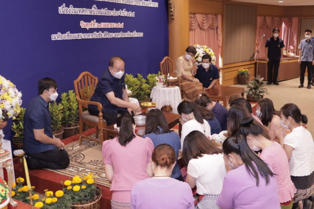 ส่วนสารบรรณ อำนวยการ และนิติการมอบน้ำขมิ้น/ส้มป่อย แด่นายกสภามหาวิทยาลัยแม่ฟ้าหลวง