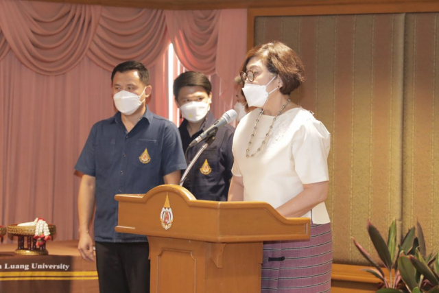 รศ.ดร.นันทนา คชเสนีย์ รองอธิการบดี นำกล่าวคำขอสูมาคาราวะและขอพรเนื่องในเทศกาลปี๋ใหม่เมือง