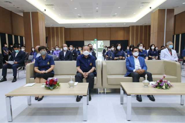 ผู้เข้าร่วมพิธีพร้อมกัน ณ ห้องประชุมประจวบ ภิรมย์ภักดี ชั้น 6 อาคารศูนย์การแพทย์ โรงพยาบาลศูนย์การแพทย์มหาวิทยาลัยแม่ฟ้าหลวง