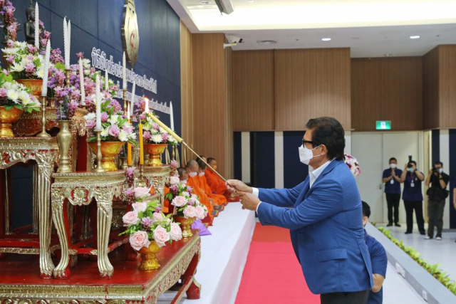 คุณสันติ ภิรมย์ภักดี ประธานในพิธี จุดธูปเทียนบูชาพระรัตนตรัย