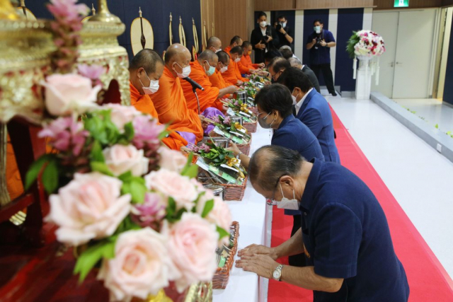 แขกผู้มีเกียรติถวายไทยธรรมแด่พระสงฆ์