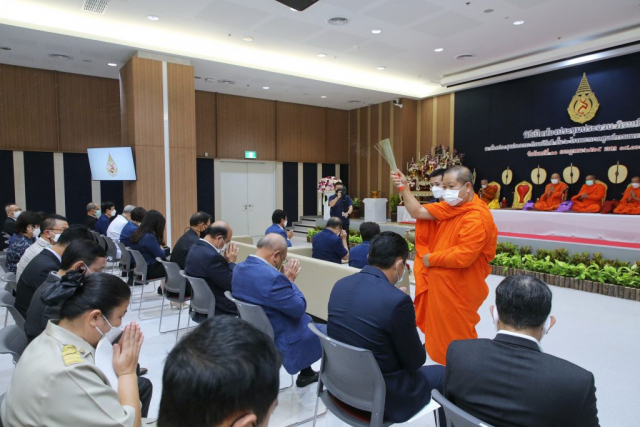 พระเถรประพรมน้ำพระพุทธมนต์