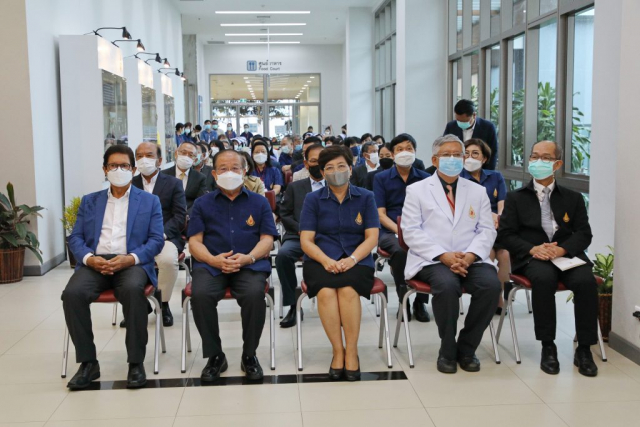 คุณสันติ ภิรมย์ภักดี นายกสภาฯ อธิการบดี และแขกผู้มีเกียรติ พร้อมกันหน้าห้องประชุม