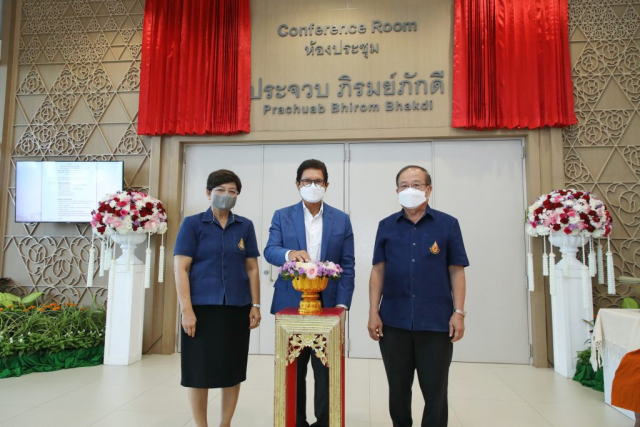 คุณสันติ ภิรมย์ภักดี ประธานในพิธี กดปุ่มเปิดแพรคลุมป้าย