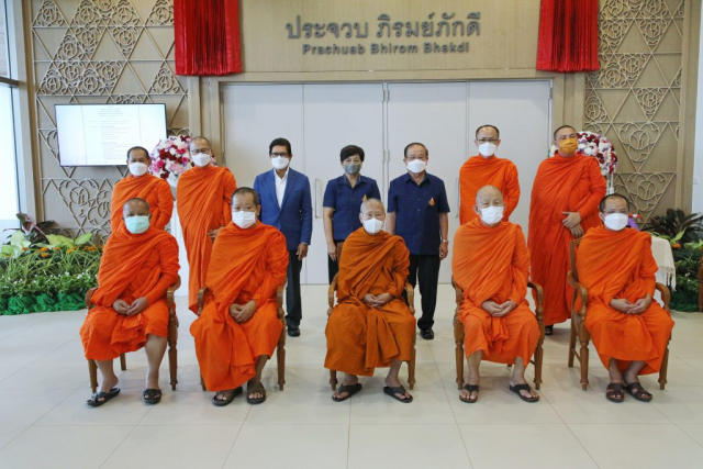 ประธานในพิธีและแขกผู้มีเกียรติร่วมถ่ายภาพเป็นที่ระลึกหน้าห้องประชุม