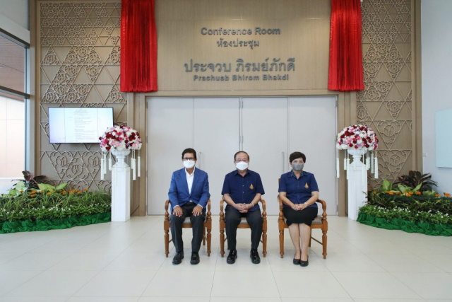 ประธานในพิธีและแขกผู้มีเกียรติร่วมถ่ายภาพเป็นที่ระลึกหน้าห้องประชุม