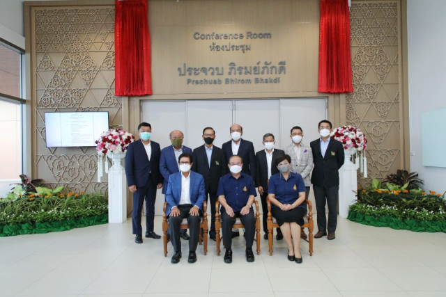 ประธานในพิธีและแขกผู้มีเกียรติร่วมถ่ายภาพเป็นที่ระลึกหน้าห้องประชุม