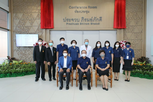 ประธานในพิธีและแขกผู้มีเกียรติร่วมถ่ายภาพเป็นที่ระลึกหน้าห้องประชุม