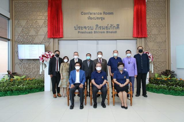 ประธานในพิธีและแขกผู้มีเกียรติร่วมถ่ายภาพเป็นที่ระลึกหน้าห้องประชุม