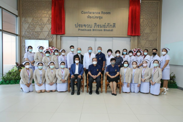 ประธานในพิธีและแขกผู้มีเกียรติร่วมถ่ายภาพเป็นที่ระลึกหน้าห้องประชุม