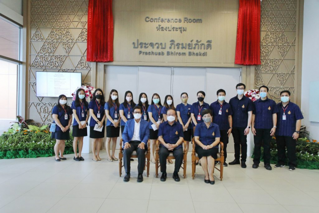 ประธานในพิธีและแขกผู้มีเกียรติร่วมถ่ายภาพเป็นที่ระลึกหน้าห้องประชุม