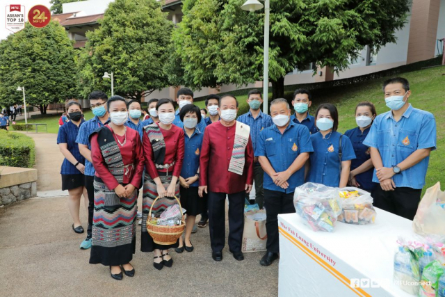 ผู้มาร่วมพิธีทำบุญตักบาตรพร้อมกัน ณ ลานดาว