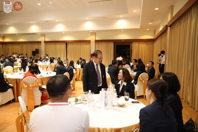ผู้มาร่วมงานเลี้ยงรับรองฯ พร้อมกัน ณ ห้องประชุมวนาสวรรค์ วนาศรม