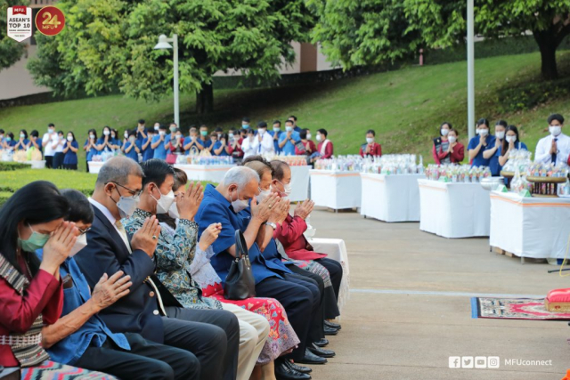 บรรยากาศพิธีทำบุญตักบาตร