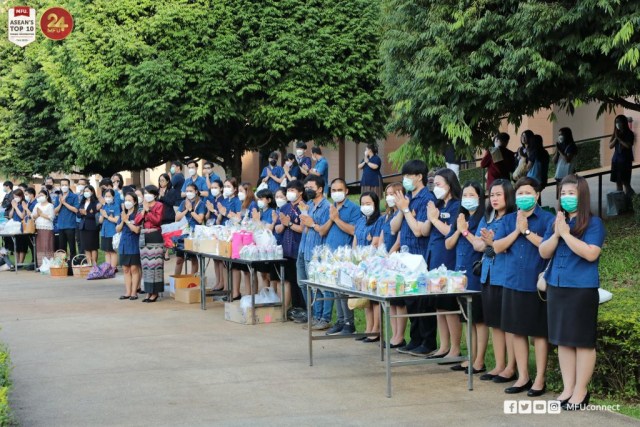 บรรยากาศพิธีทำบุญตักบาตร