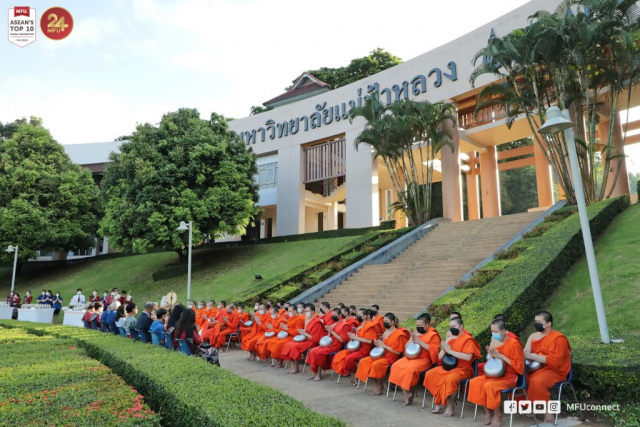 พระสงฆ์เจริญชยสิทธิคาถา (พาหุง)
