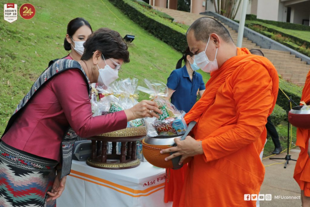 รศ.ดร.ชยาพร วัฒนศิริ อธิการบดีมหาวิทยาลัยแม่ฟ้าหลวงใส่บาตรพระสงฆ์