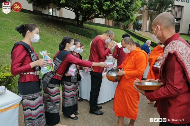 พระสงฆ์ จำนวน 160 รูป ออกบิณฑบาต