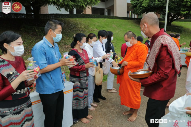 พระสงฆ์ จำนวน 160 รูป ออกบิณฑบาต