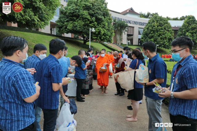 พระสงฆ์ จำนวน 160 รูป ออกบิณฑบาต