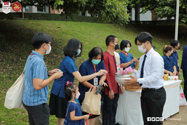 พระสงฆ์ จำนวน 160 รูป ออกบิณฑบาต