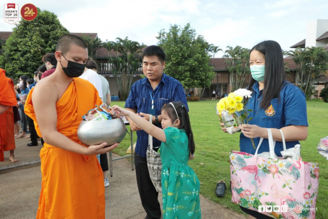 พระสงฆ์ จำนวน 160 รูป ออกบิณฑบาต