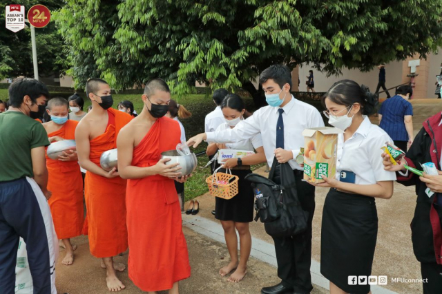 พระสงฆ์ จำนวน 160 รูป ออกบิณฑบาต