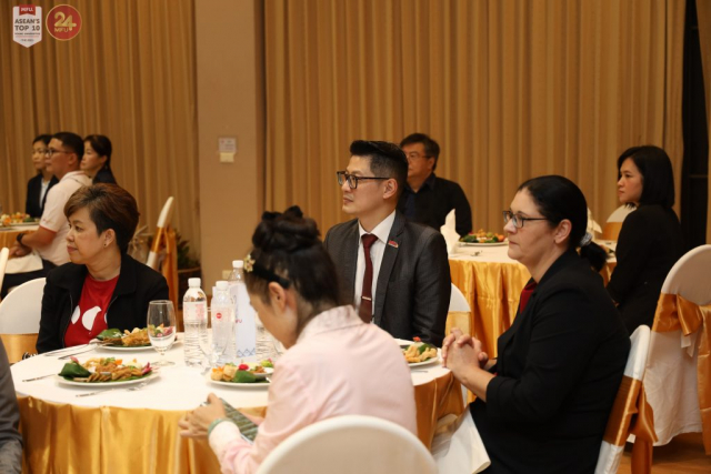 ผู้มีเกียรติ พร้อมกัน ณ ห้องประชุมวนาสวรรค์ วนาศรม