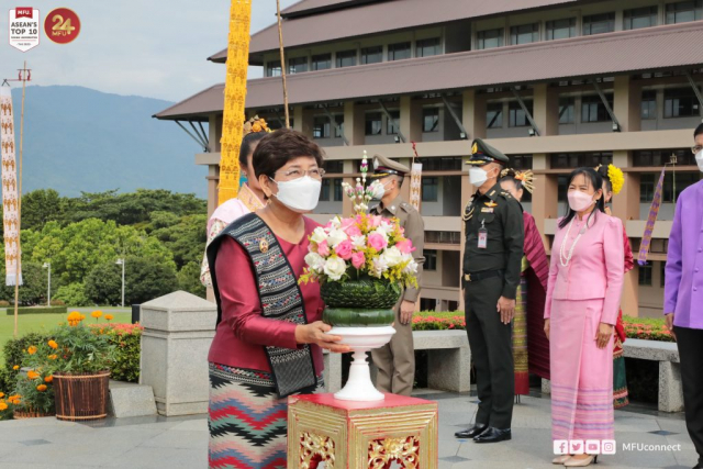 รศ.ดร.ชยาพร วัฒนศิริ อธิการบดีมหาวิทยาลัยแม่ฟ้าหลวง ถวายเครื่องสักการะพระราชานุสาวรีย์สมเด็จพระศรีนครินทราบรมราชชนนี