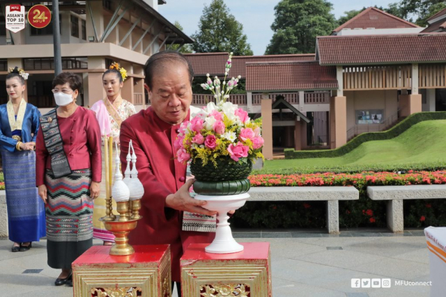 ศาสตราจารย์พิเศษ ดร.วันชัย ศิริชนะ นายกสภามหาวิทยาลัยแม่ฟ้าหลวง ประธานในพิธี ถวายเครื่องสักการะพระราชานุสาวรีย์สมเด็จพระศรีนครินทราบรมราชชนนี