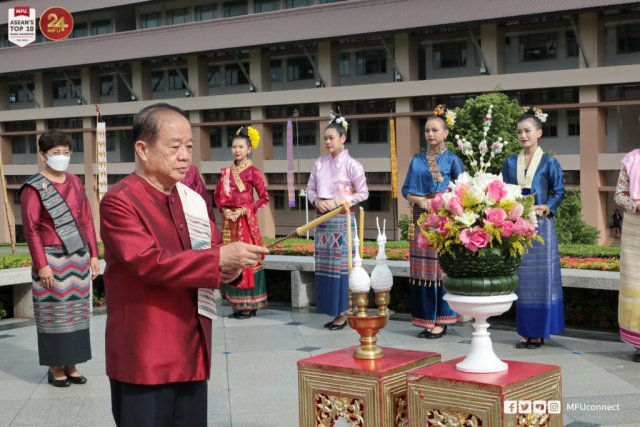 ศาสตราจารย์พิเศษ ดร.วันชัย ศิริชนะ นายกสภามหาวิทยาลัยแม่ฟ้าหลวง จุดธูปเทียนเครื่องทองน้อย