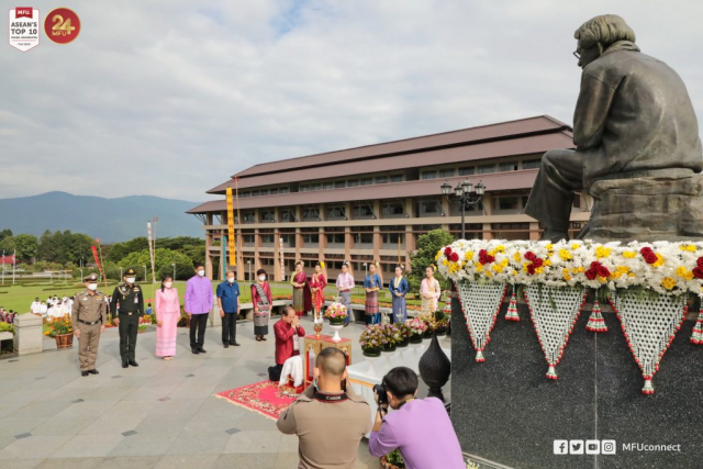 ศาสตราจารย์พิเศษ ดร.วันชัย ศิริชนะ นายกสภามหาวิทยาลัยแม่ฟ้าหลวง ถวายความเคารพ