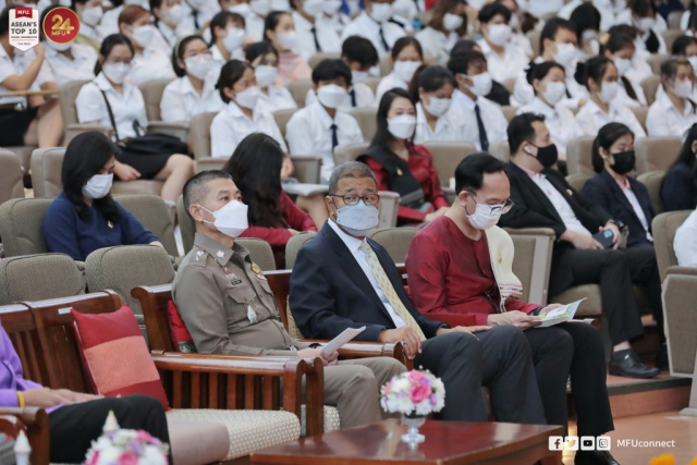 ผู้มาร่วมพิธีทางศาสนา พร้อมกัน ณ หอประชุมสมเด็จย่า