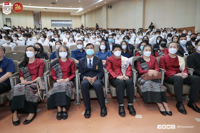 ผู้มาร่วมพิธีทางศาสนา พร้อมกัน ณ หอประชุมสมเด็จย่า