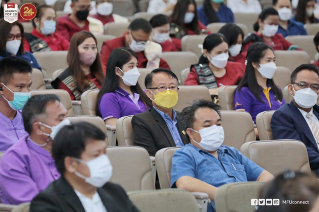 ผู้มาร่วมพิธีทางศาสนา พร้อมกัน ณ หอประชุมสมเด็จย่า