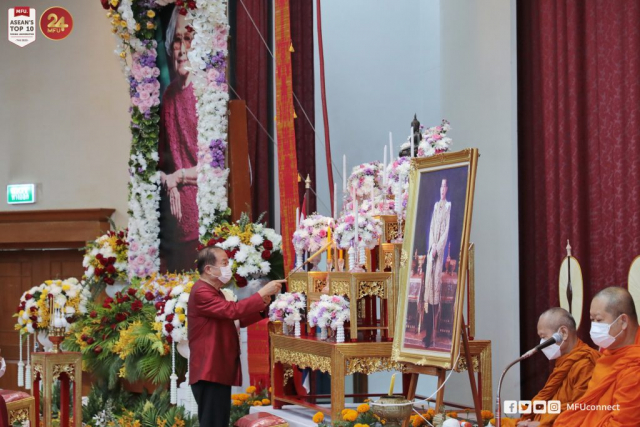 รศ.ดร.วันชัย ศิริชนะ นายกสภามหาวิทยาลัยแม่ฟ้าหลวง ประธานในพิธีจุดธูปเทียนบูชาพระรัตนตรัย และจุดธูปเทียนเครื่องทองน้อยหน้าพระฉายาลักษณ์สมเด็จพระศรีนครินทราบรมราชชนนี