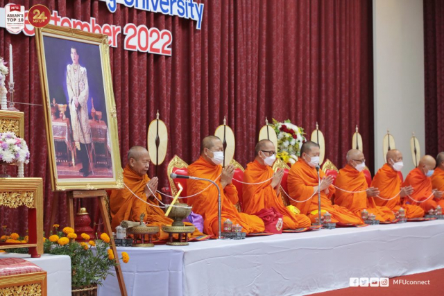 พระสงฆ์สมณศักดิ์ 9 รูป เจริญพระพุทธมนต์