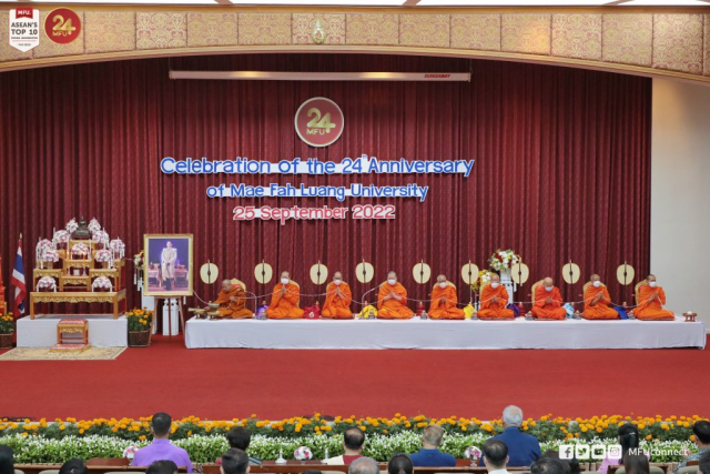 พระสงฆ์สมณศักดิ์ 9 รูป เจริญพระพุทธมนต์