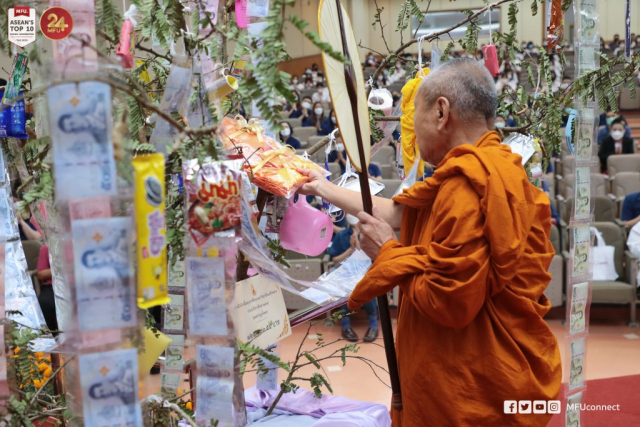 พระพุทธิวงศ์วิวัฒน์พิจารณาผ้าป่า