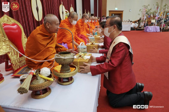 แขกผู้มีเกียรติถวายไทยธรรมแด่พระสงฆ์