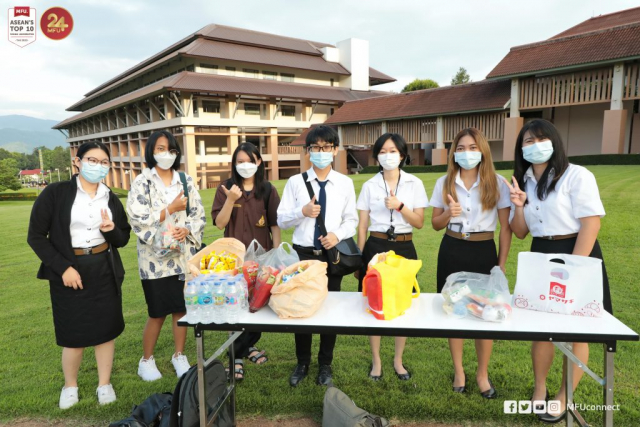 ผู้มาร่วมพิธีทำบุญตักบาตรพร้อมกัน ณ ลานดาว