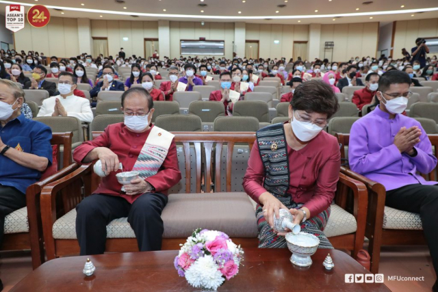 ศาสตราจารย์พิเศษ ดร.วันชัย ศิริชนะ ประธานในพิธี และรศ.ดร.ชยาพร วัฒนศิริ อธิการบดี กรวดน้ำ
